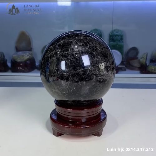 Quả cầu thạch anh đen: Bí quyết thu hút tài lộc, bình an
